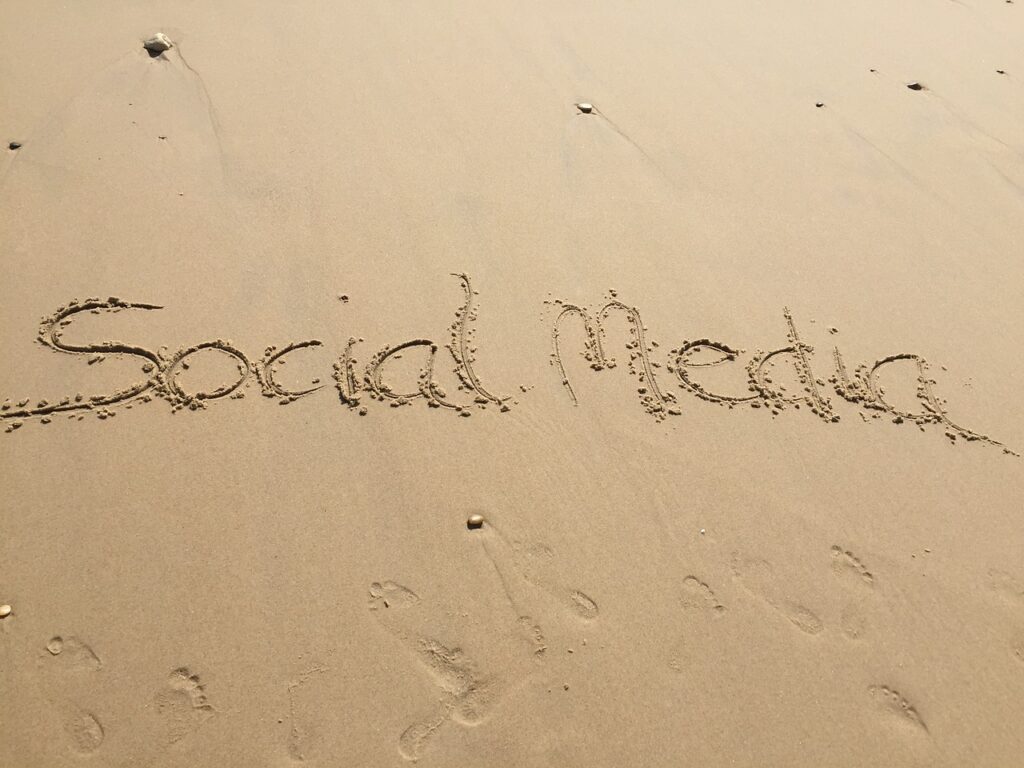 Social Mediaと書かれた砂浜